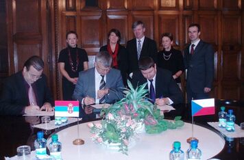 Slavnostní podpis předávacího protokolu na zabezpečovací zařízení pro deset železničních přejezdů v Srbsku u příležitosti ukončení projektu ČRA „Zvyšování bezpečnosti na železničních přejezdech“