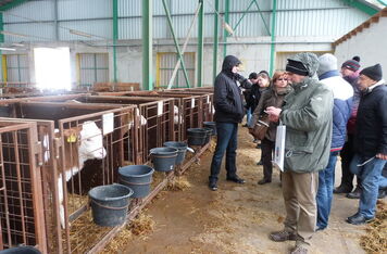 Srbští zemědělci se seznamují s prostředím českých farem