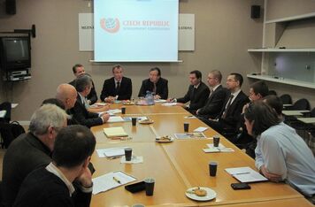 Setkání eurokomisaře pro rozvojovou spolupráci A. Piebalgse s ČRA a zástupci nevládních organizací