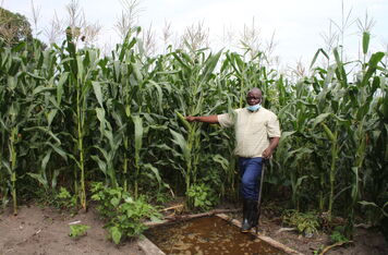 V západní Zambii úspěšně pokračuje projekt ČRA podporující ochranu životního prostředí stavěním bioplynáren