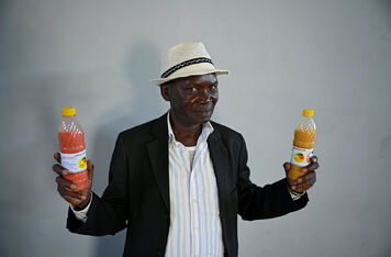 ČRA podpořila v Zambii projekt, díky němuž dokáží místní podnikatelé efektivně zpracovat úrodu manga