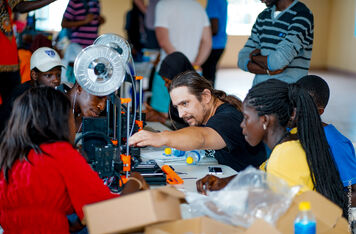 ČRA podpořila v rámci Programu B2B společensky prospěšný 3D tisk v Gambii